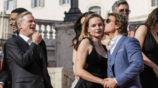 Herečka Rebecca Ferguson a herec Tom Cruise sa...