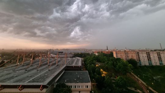 Na Slovensko sa opäť valia búrky, v sobotu platia výstrahy pre celé územie