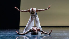 Bezs Lov E  choreografia Martin Winter   kostymy Marcel Holubec W  na foto Jean-Michel Reuter  Adrian Szelle  foto Juraj Zilincar  2 