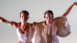 Bezs Lov E  choreografia Martin Winter   kostymy Marcel Holubec W  na foto Juliana Ondrasikova  Katarina Kosikova  foto Juraj Zilincar  2 