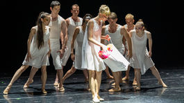 CLIQUE  choreografia Dominik White Slavkovsky  kostymy Lenka Srsnova  na foto v centre Siina Ailasmaa  foto Juraj Zilincar