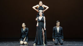INSIDE OUT  choreografia Hana Vidova   kostymy Andrea Pojezdalova  na foto Nozomi Miura  Ema Dobesova  Sarah Millenr  Gerardo Gonzalez Villaverde  foto Juraj Zilincar