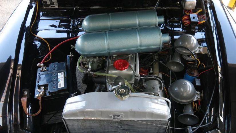 Štvorvalec 1100 OHV má dva karburátory a výkon...