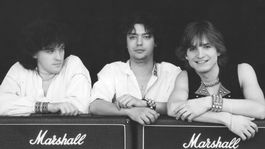 Tublatanka opretá o zosilovače Marshall.