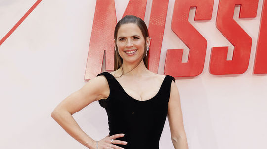 Herečka Hayley Atwell v kreácii Ashi Studio. 