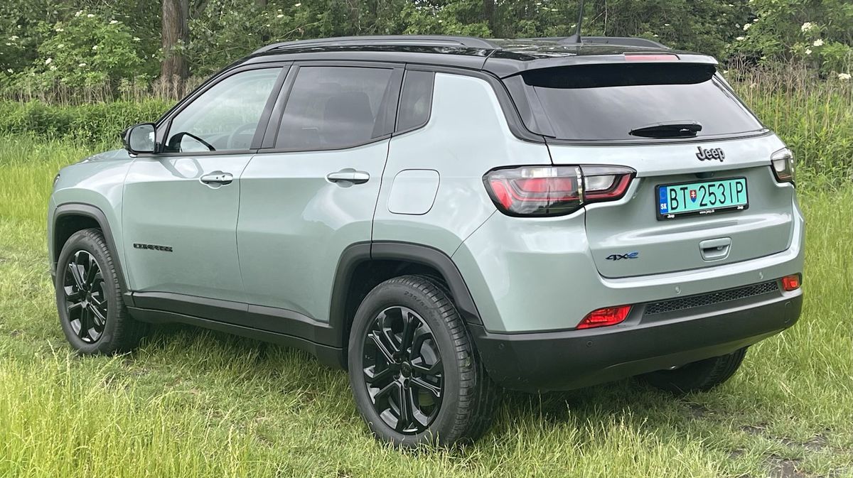 Jeep Compass vo výbave Upland má medené...