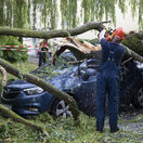 Nemecko Počasie Búrky, dažde, zničené auto