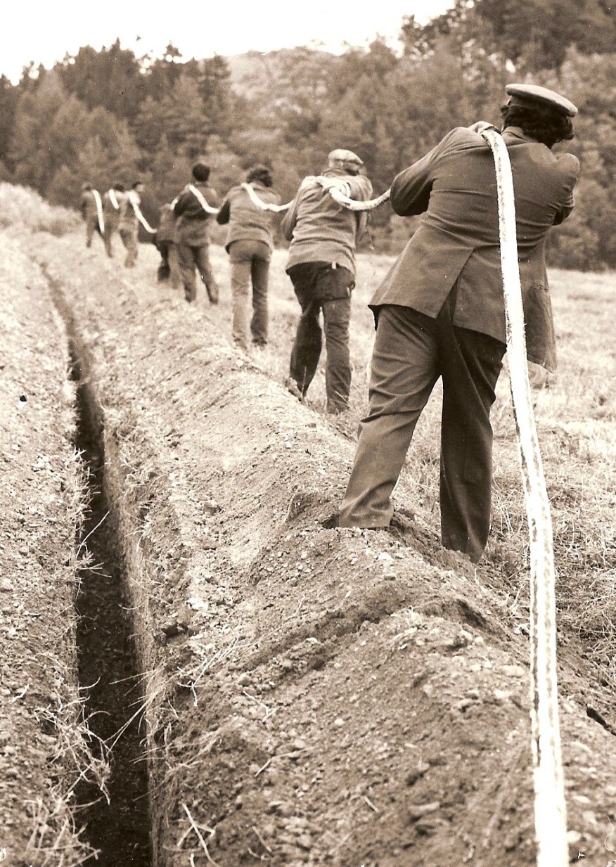 Pokládka káblov z roku 1928. # FOTO: MONTAZ.CZ