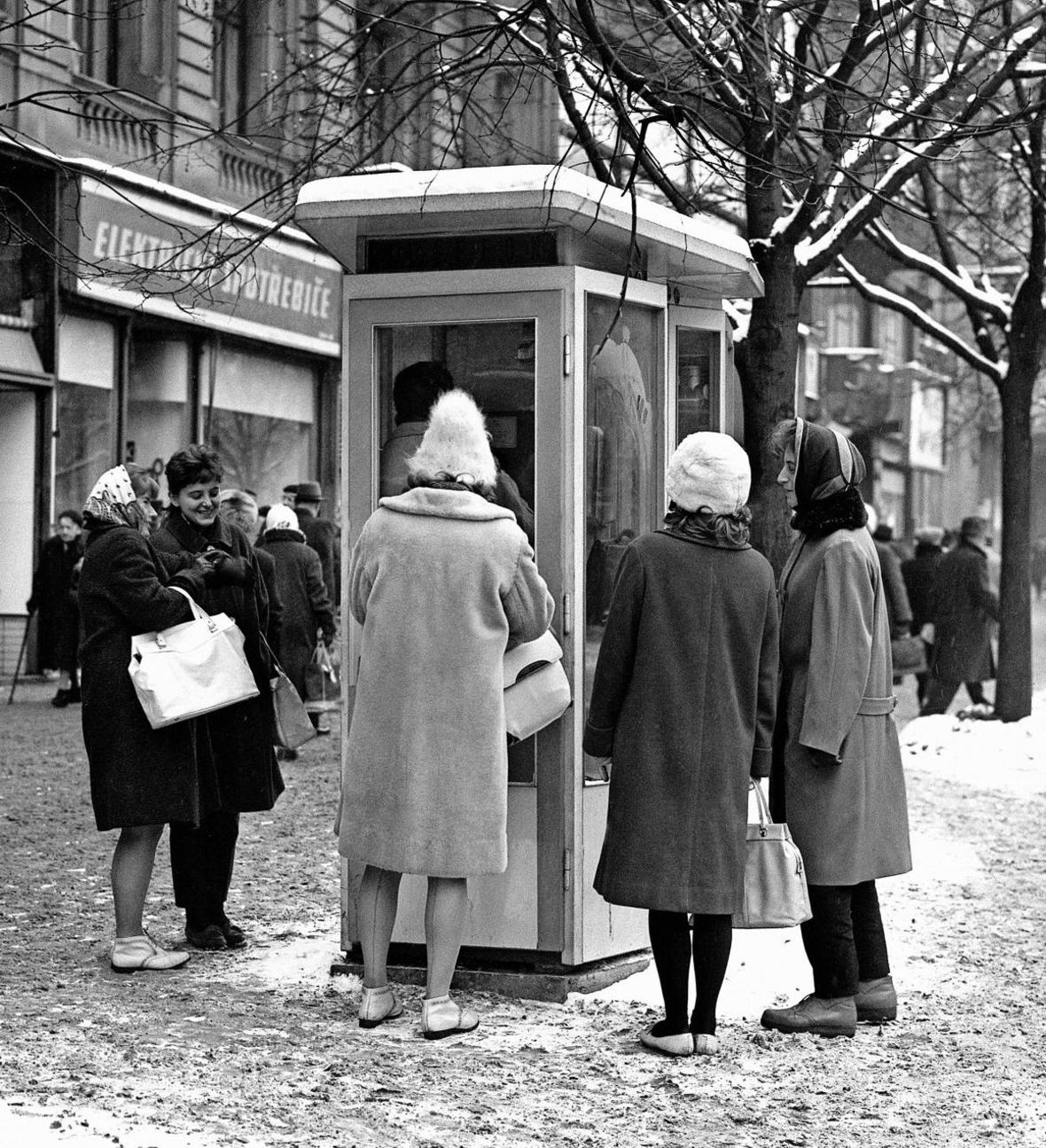 Ženy pri telefónnom automate.