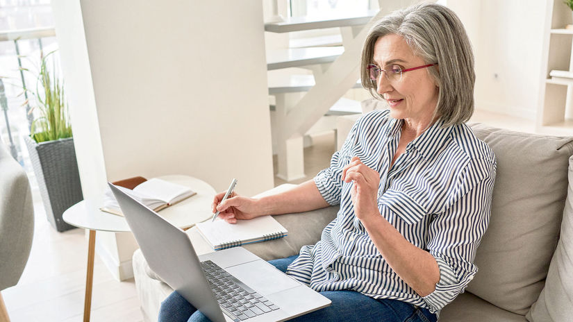 žena, dôchodkyňa, laptop