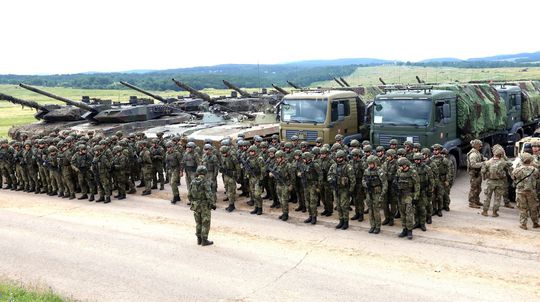 Mitglieder der multinationalen Kampfgruppe der NATO...