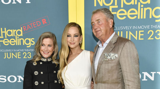 Herečka Jennifer Lawrence (v strede) s jej...