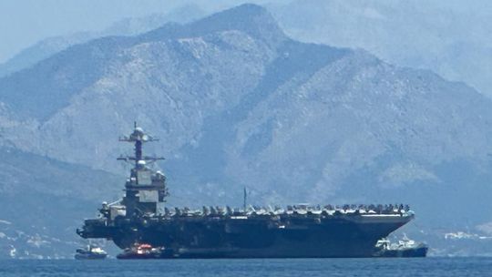 Nevídané divadlo. Slovákom v Splite vyrazila dych najväčšia americká bojová loď (+video)