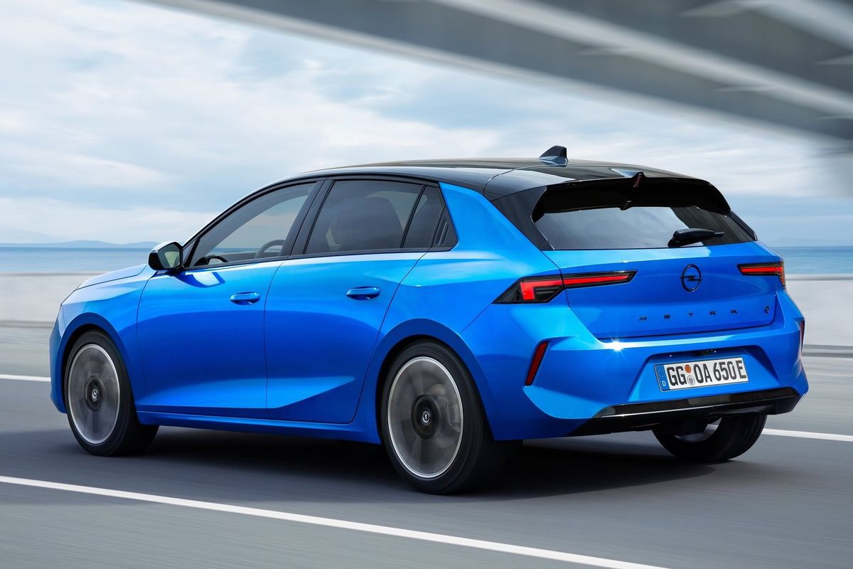 Hoci má už Opel pripravené nové logo,...