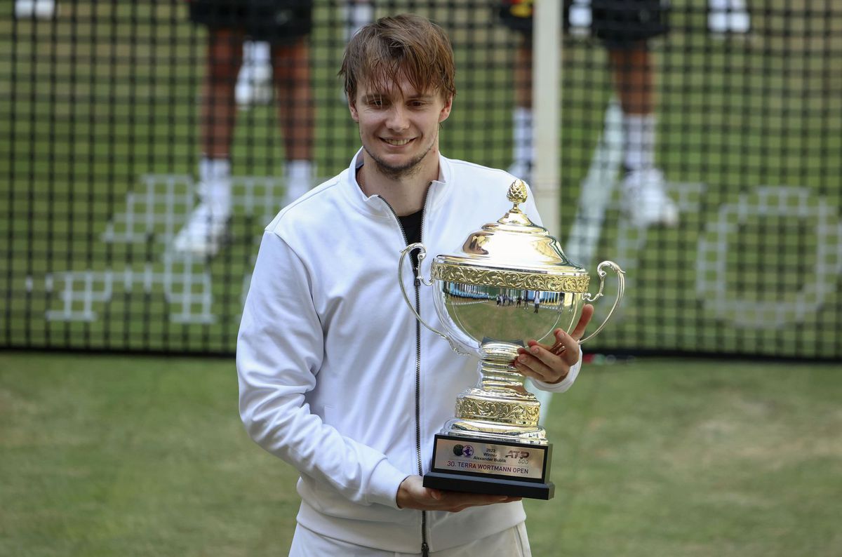Alexander Bublik s trofejou za víťazstvo na...