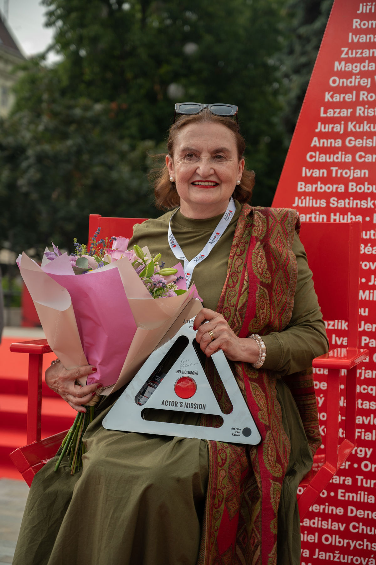 Eva Holubová si v Košiciach od organizátorov...