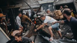 Záchranári a armádne zložky hľadajú pod...