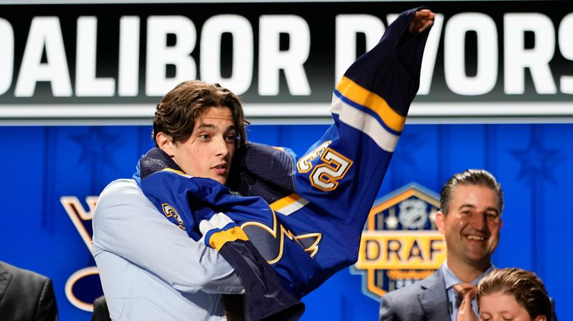 Dalibor Dvorský si oblieka dres St. Louis počas...