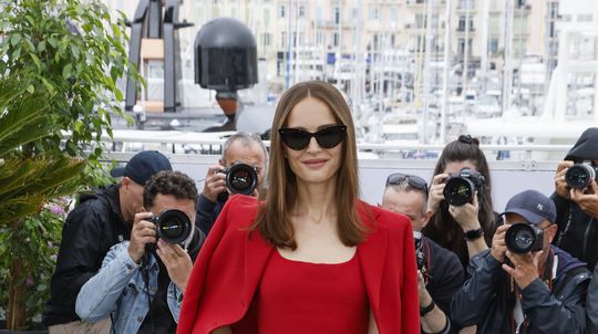 Herečka Natalie Portman v kombinácii z dielne...