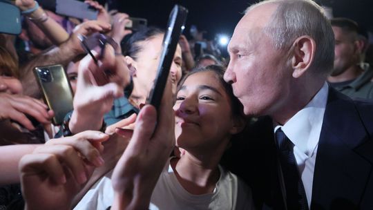 BBC: Putinovi influenceri vďaka reklame zarábajú na vojnovej propagande
