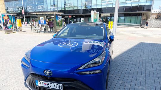 Toyota Mirai je jedno z mála áut na vodík.