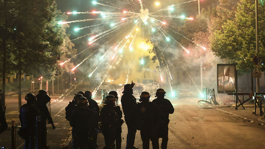 Les forces de l'ordre se tiennent près de l'explosion...