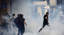 Des jeunes fuient l'intervention policière lors...