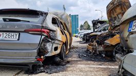 Vraky áut po požiari na Pestovateľskej ulici v...