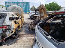 Vraky áut po požiari na Pestovateľskej ulici v Bratislave