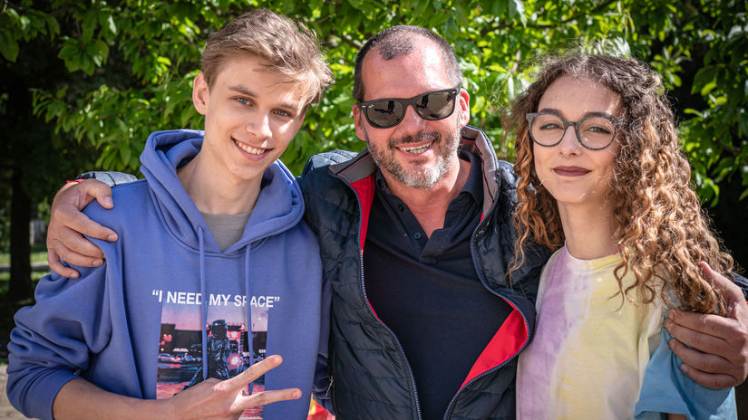 Režisér Braňo Mišík s detskými hercami pri...