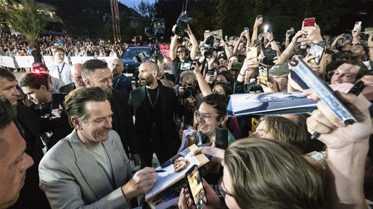 Herec Ewan McGregor zdraví fanúšikov na...