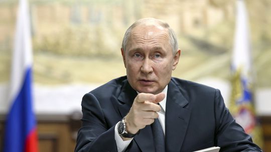 Putin nevylúčil rokovania o Ukrajine. Paľbu nezastavíme, keď na nás útočia, dodal