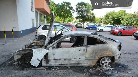 V Bratislave zhorelo auto, vybuchla pod ním nálož