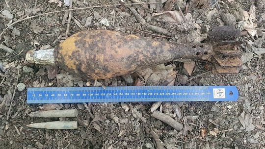 Policajtka počas hubárčenia našla okrem hríbov aj starú sovietsku muníciu
