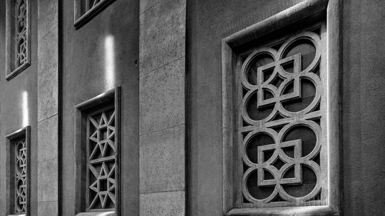 Detail fasády ortodoxnej synagógy v Bratislave.
