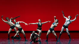 CHIC NOIR  choreografia Laco Cmorej  kostymy Terezia Fenovcikova  na foto v centre Anna Vagnerova
