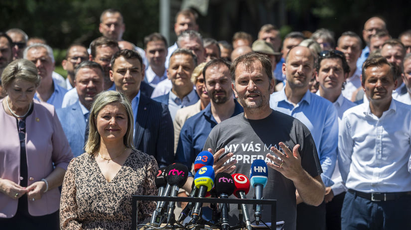 Na snímke v popredí vľavo predsedníčka...