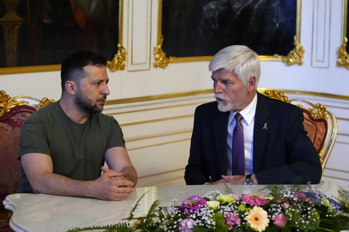 Český prezident Petr Pavel (vpravo) sa rozpráva...