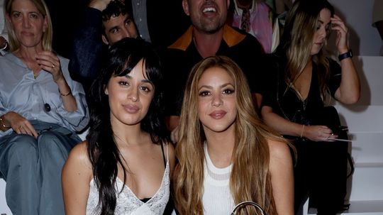 Speváčky Camila Cabello (vľavo) a Shakira...