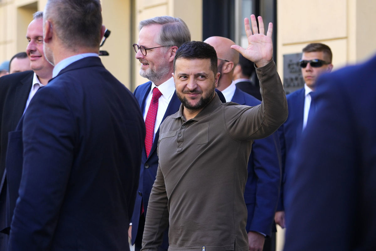 Ukrajinský prezident Volodymyr Zelenskyj máva...