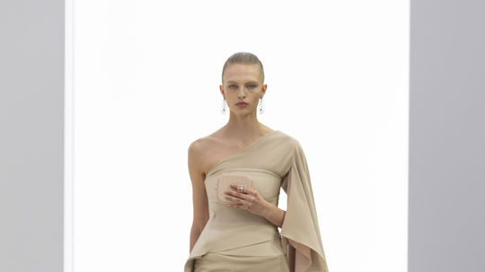 Modelka v kreácii z kolekcie Fendi Haute...