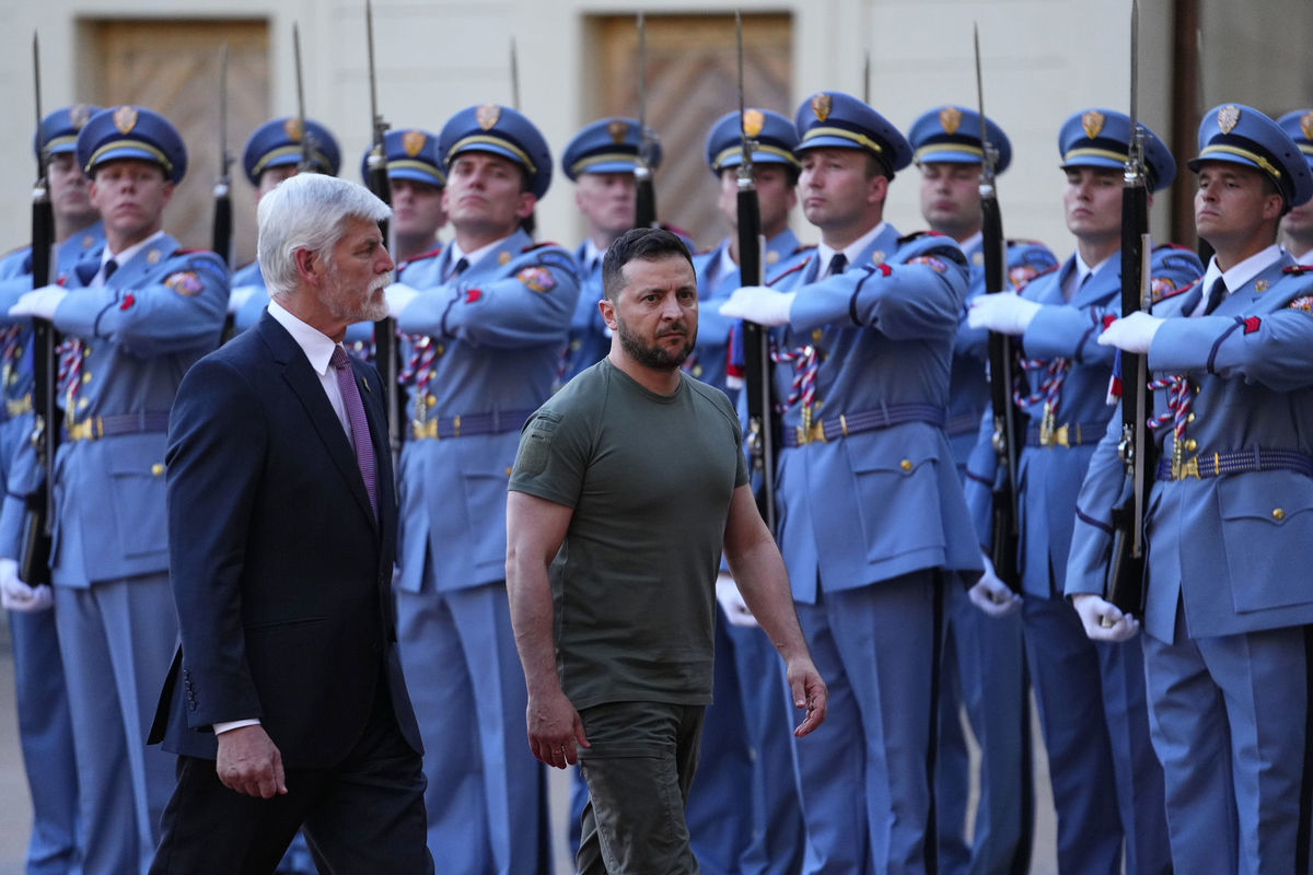 Prezident Českej republiky Petr Pavel (vľavo)...
