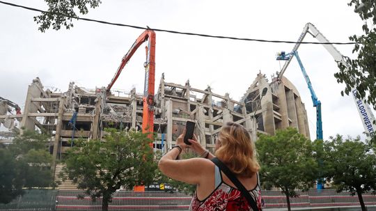 Do ikonického štadióna sa zahryzli bagre. Takto pokračuje vyše miliardová renovácia Camp Nou. Čo bude na jej konci?