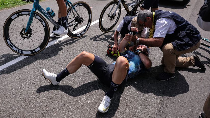 Ubolený Mark Cavendish po páde v 8. etape.