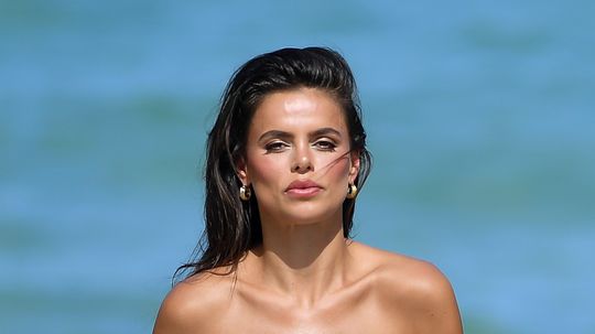 Topmodelka Brooks Nader sa objavila na pláži v...