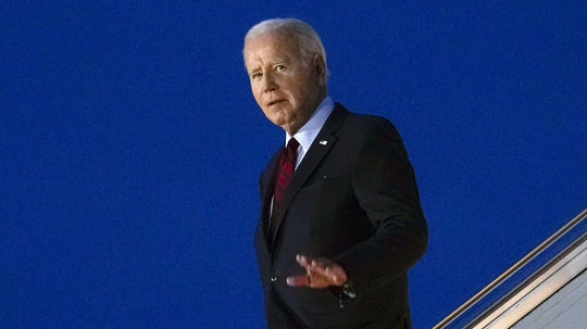 Biden odstupuje z boja o Biely dom, podporil viceprezidentku Harrisovú
