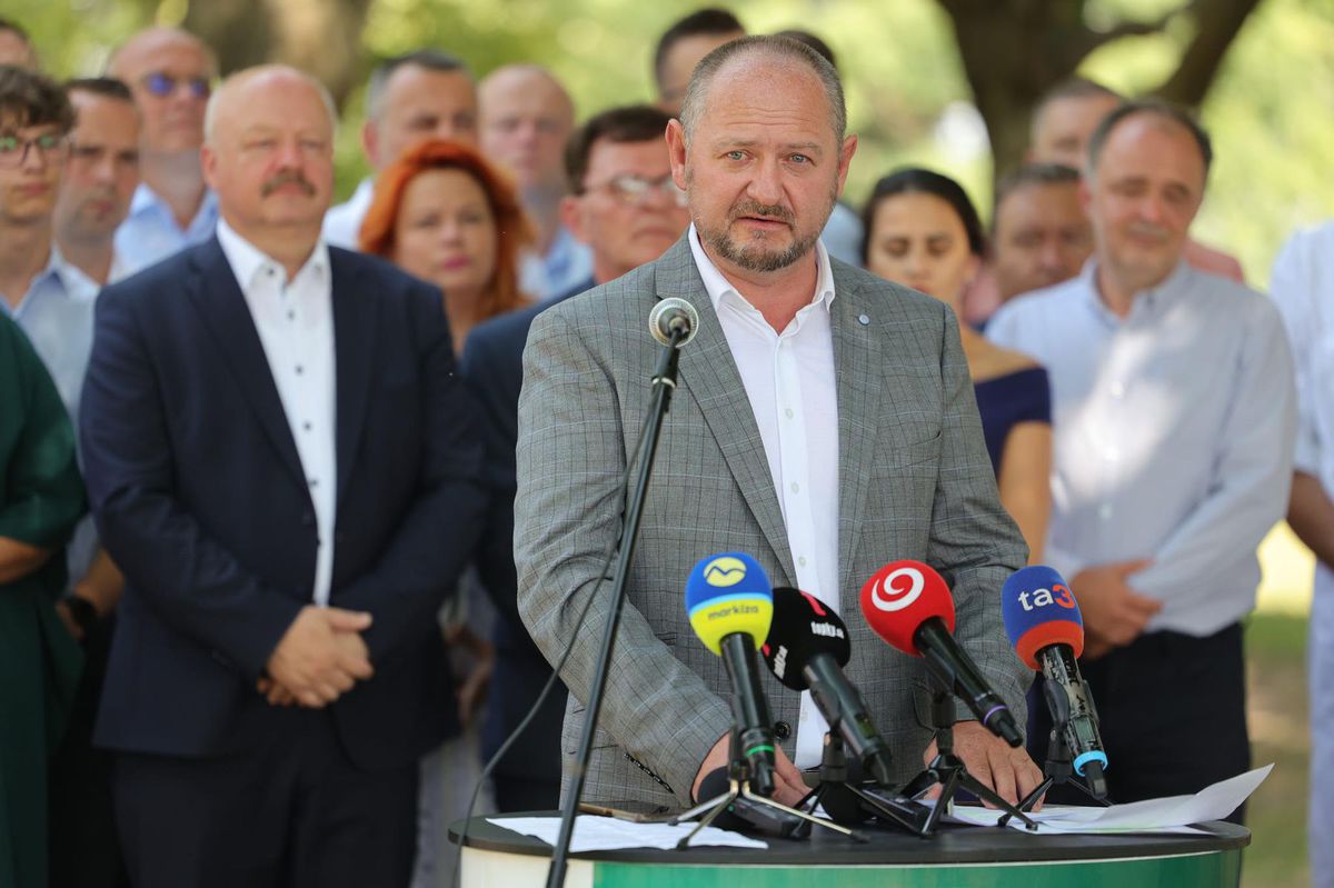 Zsolt Simon pri predstavovaní kandidátky, na...