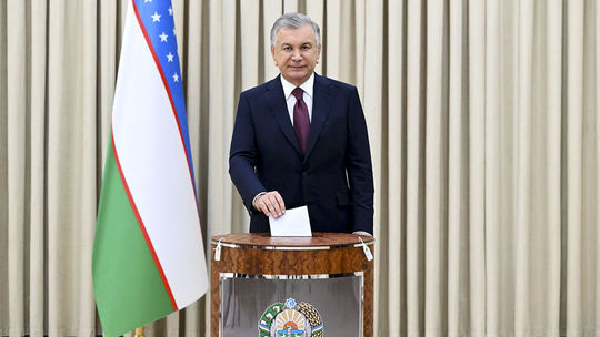 Uzbecký prezident Mirzijojev zvíťazil vo voľbách, vládnuť bude do roku 2030
