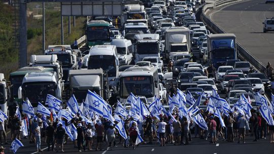Izraelskí demonštranti blokujú diaľnicu Tel...