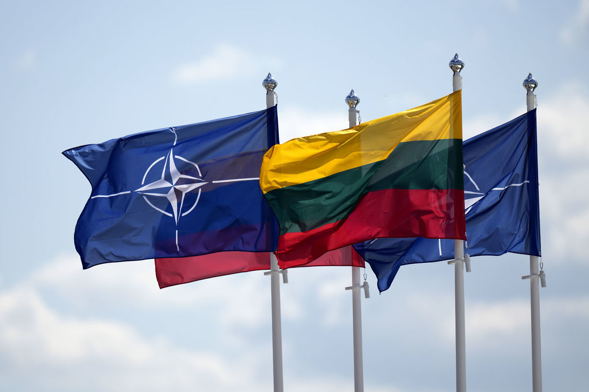 Vlajky NATO a Litvy na summite...